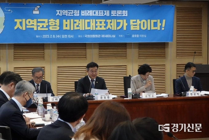 8일 열린 토론회 '지역균형 비례대표제가 답이다!"에서 더불어민주당 윤호중의원(경기 구리시)이 발제하고 있다.(사진=윤호중 의원실 제공)