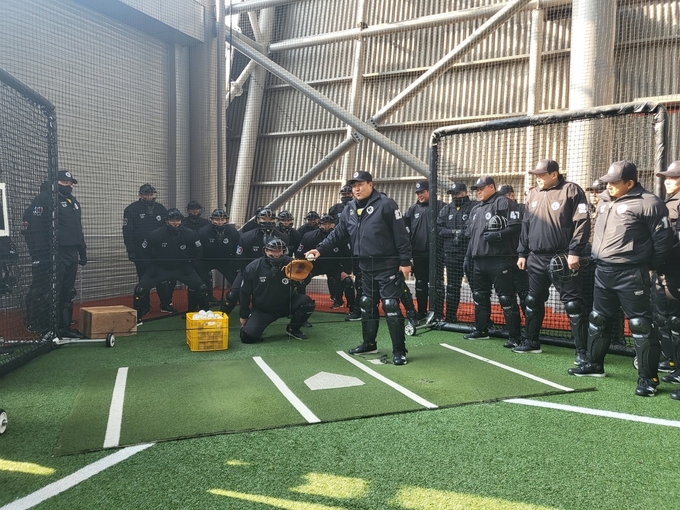 KBO가 2023시즌 더 빠르고 재미있는 야구를 선보이기 위해 경기시간 단축을 목표로 설정했다. 시잔은 지난 1일 이천시 베어스파크 실내연습장에서 열린 심판위원회 동계훈련에서 허운 심판위원장을 비롯한 심판 52명이 2023시즌 대비 적응훈련을 하는 모습. (사진=KBO 제공)