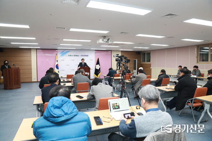 구리시의회의 2월 2차 의정 브리핑이 8일 의회 멀티룸에서 실시됐다. 권봉수 시의회 의장이 조례안 3건과 일반보고안 5건 등에 대해 설명하고 있다.(사진=구리시의회 제공)