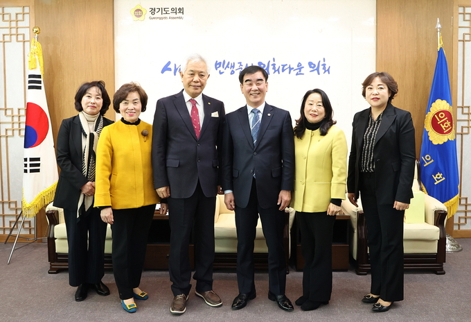 염종현 경기도의회 의장이 8일 의장 접견실에서 경기도새마을회 회장단과 정담회를 가졌다. (사진=경기도의회 제공)