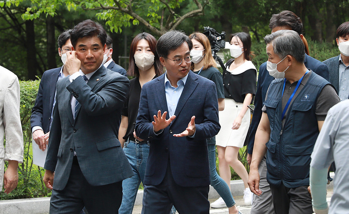 지난해 8월 김동연 경기도지사, 김병욱 국회의원, 권수봉 샛별 삼부아파트 재건축위원장 등이 분당구 샛별마을 삼부아파트를 방문해 분당 1기 신도시 노후아파트 현장을 둘러보고 있다. (사진=경기도 제공)