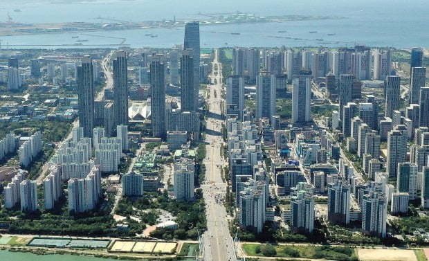 인천시 연수구 동춘동 청량산에서 바라본 동춘동과 송도국제도시 전경. (사진=연합뉴스)