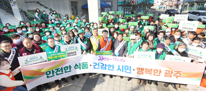 방세환시장과 관변단체등 식품위생 관계자들이 식품위생등 음식문화 개선을 위해 홍보 캠페인을 벌이고 있다 (사진=광주시 제공) 