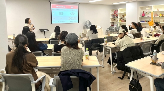 지난 8일 아인의료재단 아인여성병원 마더비문화원이 진행한 대면강의 모습. ( 사진 = 아인여성병원 제공 )