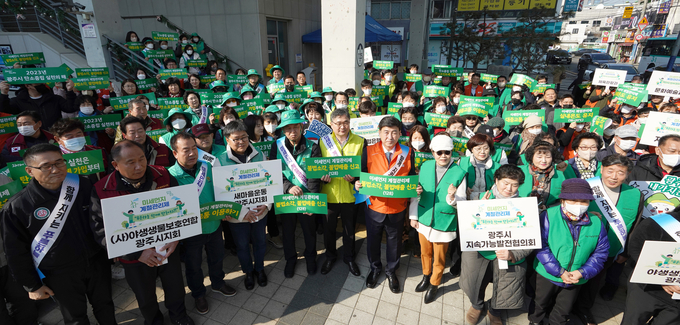 방세환시방과 단변체등 환경관련 관계자들이 푸른하늘 미세먼지 계절관리제 동참 캠페인을 실시하고 있다. (사진=광주시 제공)