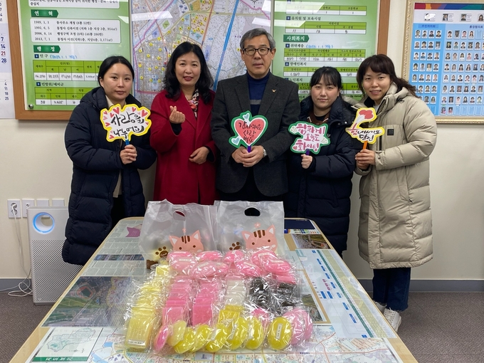 오산 시립나리어린이집이 중앙동에 수제비누 100개를 기탁하고 있다.(사진= 중앙동 제공)