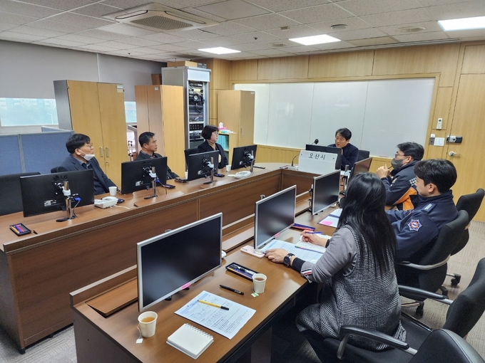 오산시가 재난안전상황실에서 의용소방대와 지역사회 재난 대응 간담회 를 개최 했다.(사진=오산시 제공)