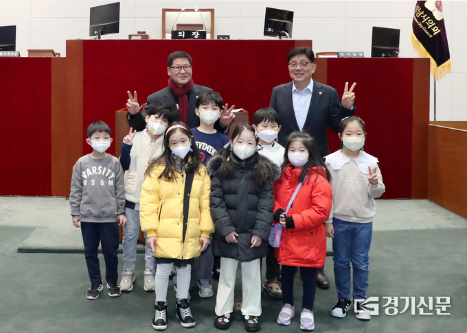본회의장을 찾은 어린이들이 박광순 의장(사진 맨 뒷줄 왼쪽)과 안광림 의원과 기념사진을 찍고 있다. (사진=성남시의회 제공)