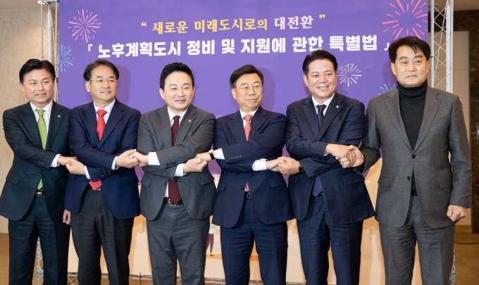 원희룡 국토교통부 장관은 9일 정부서울청사에서 신상진 성남시장, 이동환 고양시장, 최대호 안양시장, 조용익 부천시장, 하은호 군포시장과 간담회를 열고 지난 7일 발표한 특별법에 대한 의견을 나눴다. (사진=국토교통부 제공)