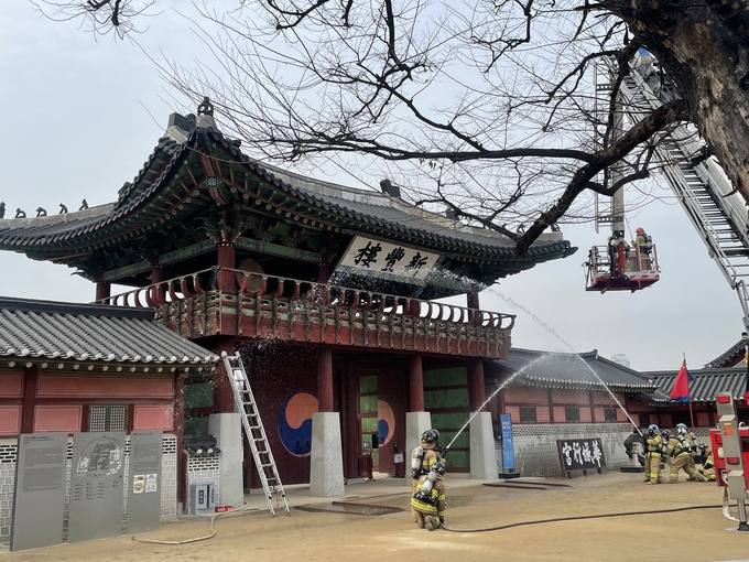 9일 수원남부소방서는 유관기관 합동으로 수원시 화성행궁에서 목조 문화재 화재 대비 소방훈련을 실시하고 있다.