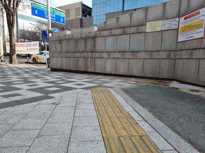 9일 오전 인천 남동구 구월동에 설치된 점자블록이 끊어져 있다. ( 사진 = 김민지 기자 )
