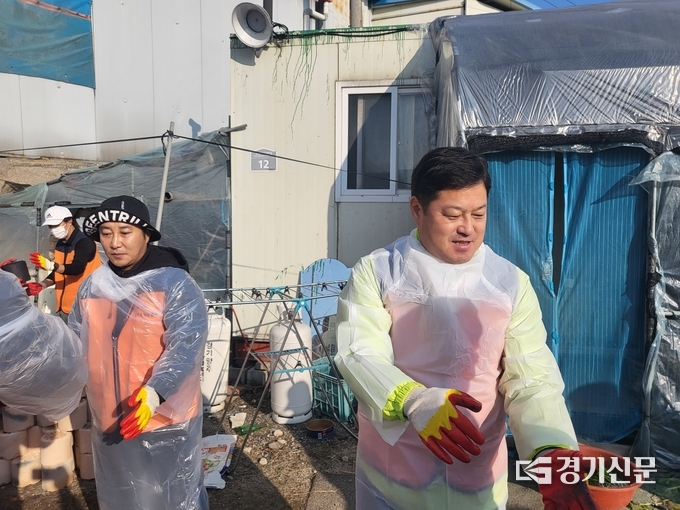 개그맨 김병만씨와 연탄 봉사중인 김현수 시의원 (사진=이호민 기자)
