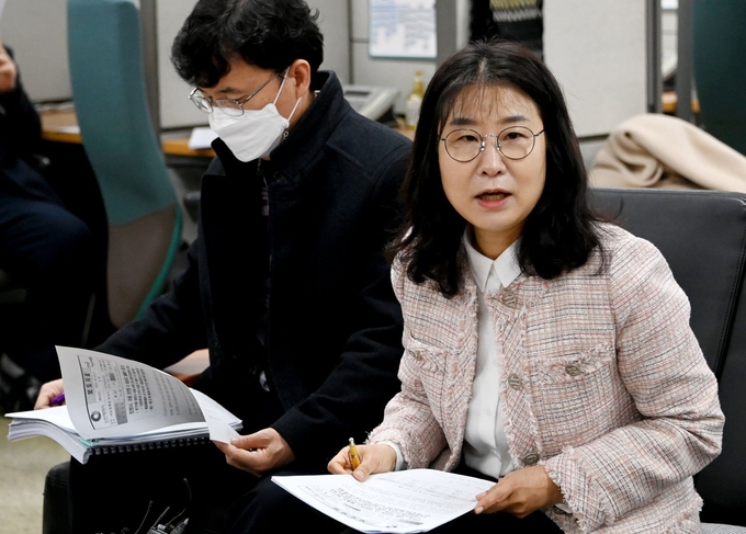 10일 김지영 인천시 여성가족국장이 인천시청 기자실에서 아동학대 사망 사건 관련 대응방안을 설명하고 있다. ( 사진 = 인천시 제공 )
