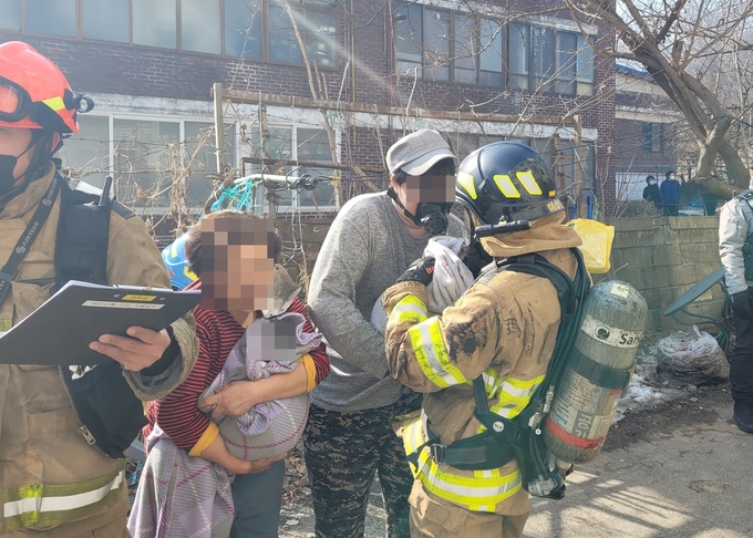 남양주 화도읍 다세대 주택 화재로 방안에 갇힌 주민 6명이 남양주소방서 구조대의 신속한 인명구조 활동으로 극적으로 구조됐다.(사진=남양주소방서 제공)