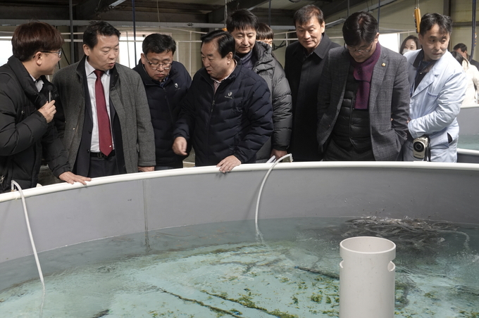 경기도의회 농정해양위원회는 지난 10일 올해 첫 현장방문으로 경기도 해양수산자원연구소를 방문했다. (사진=경기도의회 제공)