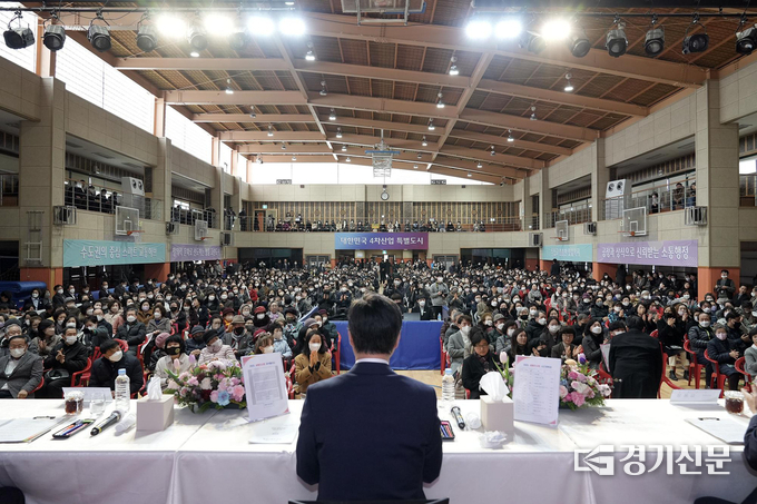  시민인사회에서 나온 건의 내용에 신상진 시장이 답변하고 있다. (사진=성남시 제공)