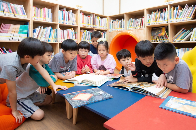 KB작은도서관에서 아이들이 책을 읽고 있다. (사진=KB국민은행 제공)