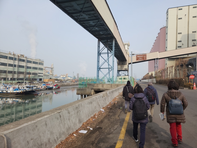 지난 11일 열린 조세희 작가 49재 추모 답사에 참여한 시민들이 북성포구 주변을 걷고 있다. ( 사진 = 박지현 기자 )