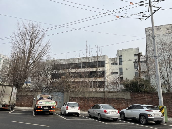 지난 11일 찾은 동일방직 모습. 왼쪽의 회색 문으로 폐질환으로 숨진 노동자들이 나왔다고 한다. ( 사진 = 김샛별 기자 )