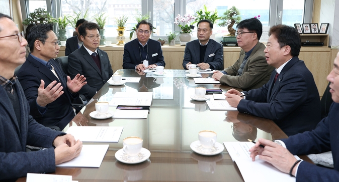 경기도 오후석 행정2부지사가 지난 10일 가평군을 방문해 지역현안 및 애로사항 청취를 위한 자리를 마련했다. (사진=가평군 제공)<br>