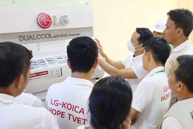 LG전자가 캄보디아 수도 프놈펜 센속 지역에 있는 LG-KOICA 희망직업훈련학교에서 교사들이 LG전자 서비스 엔지니어로부터 에어컨 제품 수리 방법에 대한 설명을 듣고 있다. (사진=LG전자)