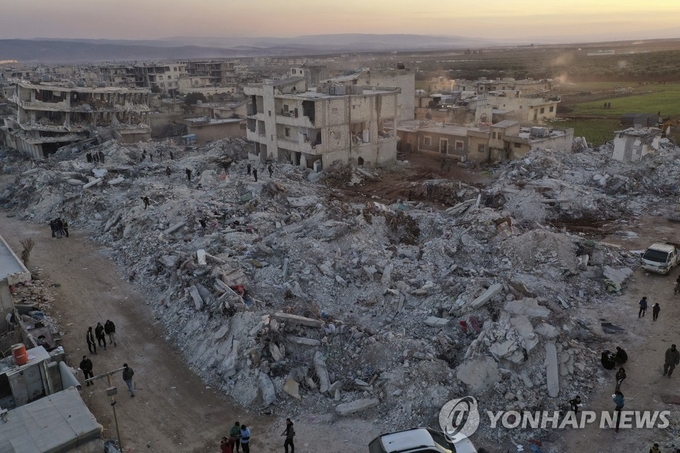 지진으로 폐허로 변한 시리아 알레포주 진데리스 모습. ( 사진 = 연합뉴스 제공 )