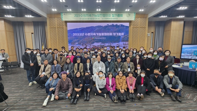 수원지속가능발전협의회 위원들이 정기총회 후 함께하고 있다. (사진=수원시 제공)