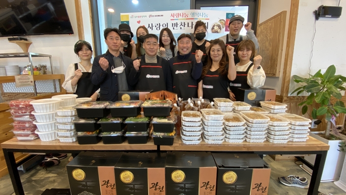  일공공샤브 라베니첨에서 보내준 반찬을 일만장학회원들이 버므려 한부모 가정에 전달하기에 앞서 기념사진을 찍고 있다.(사진=일만장학회 제공) 