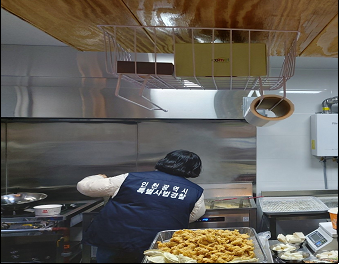 인천시 특사경에서 식품 업체에 대한 점검을 진행하는 모습. ( 사진 = 인천시 제공 )