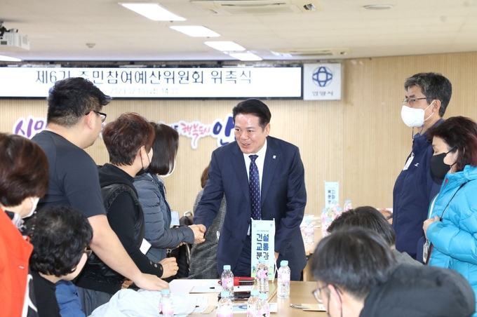 최대호 안양시장이 제6기 주민참여예산위원회 위촉식에 참석한 위원들과 인사를 나누고 있다.(사진=안양시 제공)