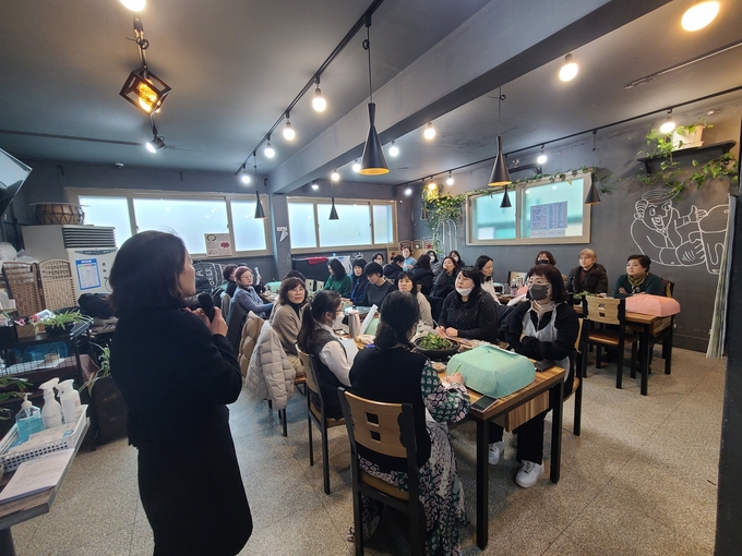 광명시는 13일 지역아동센터 31개소에 파견하는 아동복지교사 45명을 대상으로 역량강화 교육을 실시했다.(사진=광명시 제공).