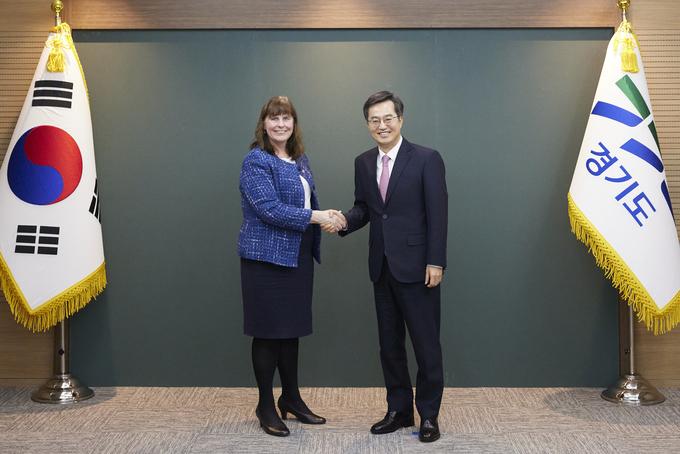 김동연 경기도지사는 13일 캐서린 레이퍼 주한 호주대사를 만났다. (사진=경기도 제공)