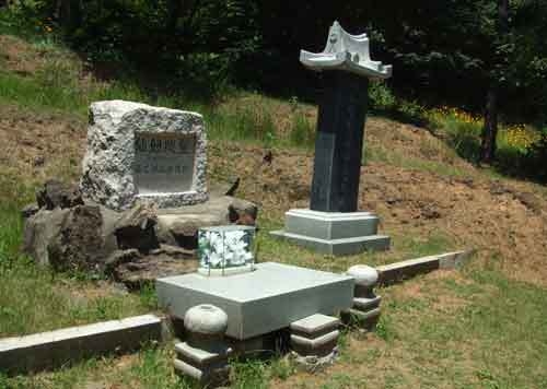 구리시 교문동 산 84-2번지 방정환 성생의 묘(아래)와 묘비(위) (사진=구리시 제공)