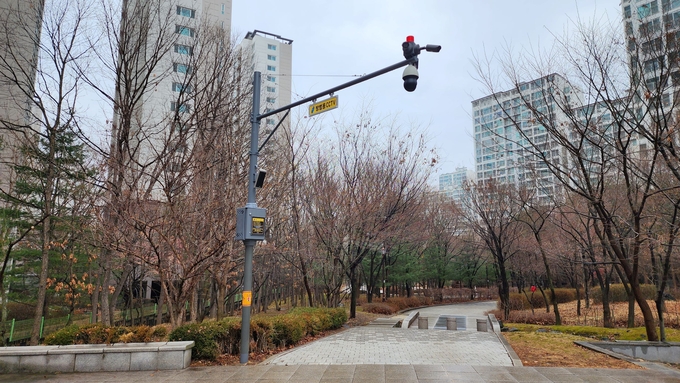 용인특례시는 우발적인 범죄로부터 시민 안전을 지키기 위해 골목길이나 통학로 등 범죄 취약지역 200곳에 방범용 CCTV 900여 대를 설치한다.(사진=용인시 제공)