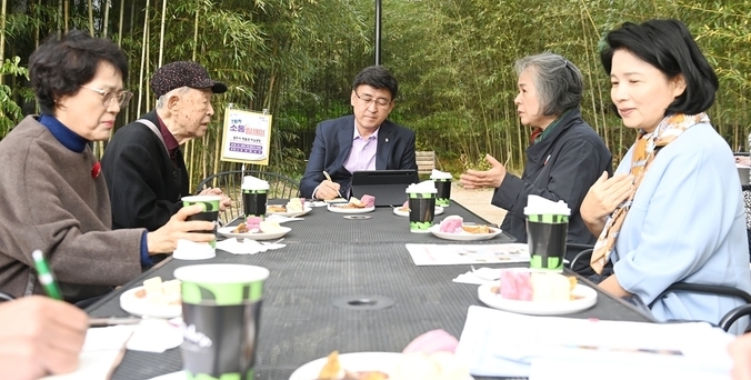 방세환 시장이 시민들과의 소통을 통해 공감 행정에 주력하기 위해 박물관, 미술관을 찾아 관계자들과 의견을 나누고 있다.(사진=광주시 제공)