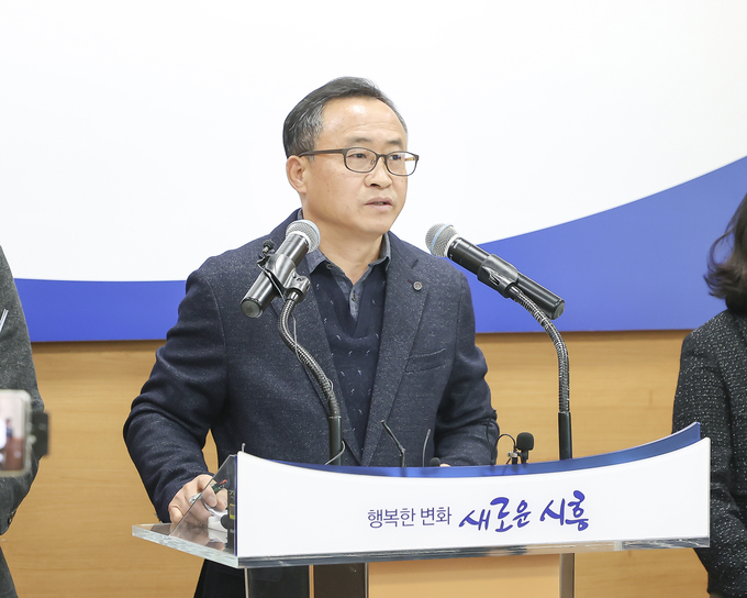 시흥시 고형근 경제국장은 14일 시청 브리핑룸에서 언론브리핑을 열고, 경제 활성화 추진 계획을 발표하고 있다..(사진=김원규 기자).
