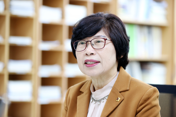 지난 13일 장성숙 인천시의원이 자신의 사무실에서 경기신문과 인터뷰를 하고 있다. ( 사진 = 인천시의회 제공 )