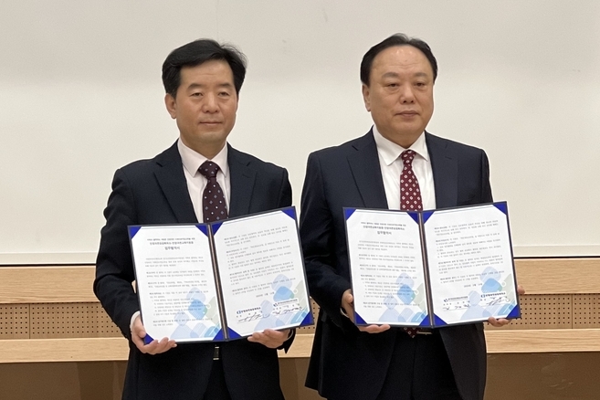 김경관 안양과천교육장(왼쪽)과 배해동 안양과천상의회장이 업무협약을 체결한 뒤 기념사진을 하고 고 있다.(사진=안양과천교육지원청 제공)