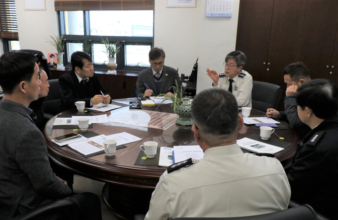 제26대 강현도 오산부시장이 관계부서장과 함께 오산소방서를 방문해 간담회를 실시하고 있다.(사진=오산소방서 제공)