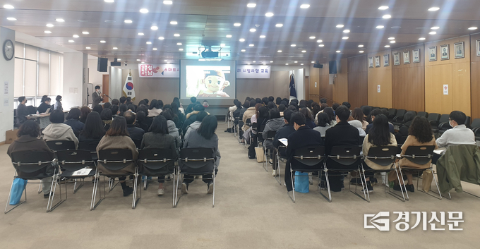 50개 동 맞춤형 복지 담당자 100명이 참석한 가운데 고독사 예방 기기 사용법에 관한 시연회를 진행중이다. (사진=성남시 제공)