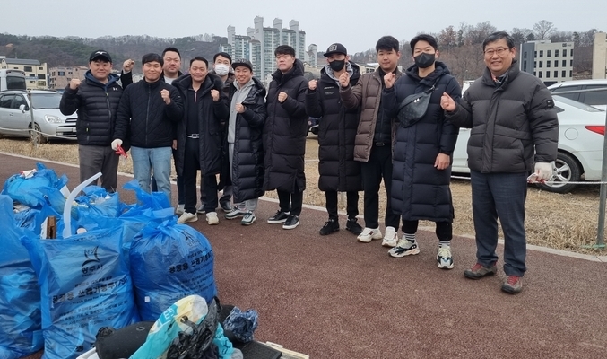 표동진 동장등 경안동 바르게살기위원회 회원들이 광주역세권 환경정화 활동을 실시하고 기념하고 있다.(사진= 광주시 제공)