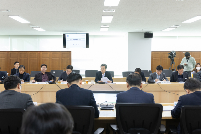 15일 오전 경기도청 다목적회의실에서 김동연 경기도지사, 오병권 행정1부지사, 오후석 행정2부지사, 염태영 경제부지사, 경기도 실·국장 등이 참석한 가운데 주간 실국장회의가 열렸다. (사진=경기도 제공)