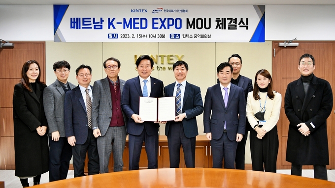 킨텍스 이재율대표와 관련기관 관계자들이 협약체결 후 포즈를 취하고 있다.(사진=킨텍스 제공)