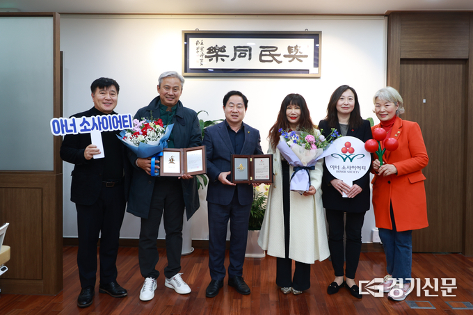 14일 ㈜아르푸 강명훈 대표와 ㈜티오피퍼니처 황은주 대표가 각각 1억 원씩 총 2억원을 남양주시에 약정 기부했다. 사진 왼쪽에서 두번째가 강명훈 대표, 가운데는 주광덕 남양주시,장, 오른쪽 세번째가 황은주 대표. (사진-남양주시 제공)
