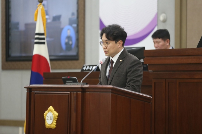 15일 수원특례시의회에서 열린 '제373회 임시회 제1차 본회의'서 최원용 수원시의원이 5분 발언을 하고 있다. (사진=수원특례시의회 제공)