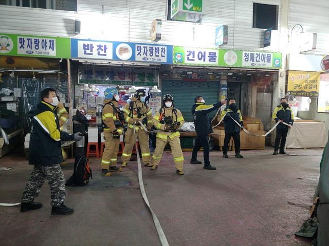 군포소방서가 선제적 안전관리와 실전 같은 훈련으로 전통시장 안전을 지킨다. (사진=군포시 제공)