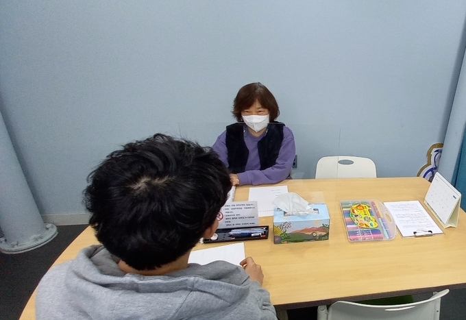 광주열린상담소 여성폭력 담당자가 한 시민의 가정폭력등과 관련 상담을 하고 있다. (사진=광주경찰서 제공)