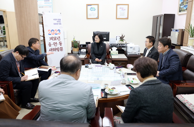 광주시의회 주임록 의장, 허경행 부의장,이강건 의회사무국장등이 남한산성면을 방문해 민원행정 최일선에서 근무하는 읍면동 직원들을 격려하고, 지역 민원 및 현안사항을 청취하기 위해 지난 14일부터 16일까지 관내 12개 읍면동 새해 방문을 실시하고 있다.(사진=광주시의회 제공)