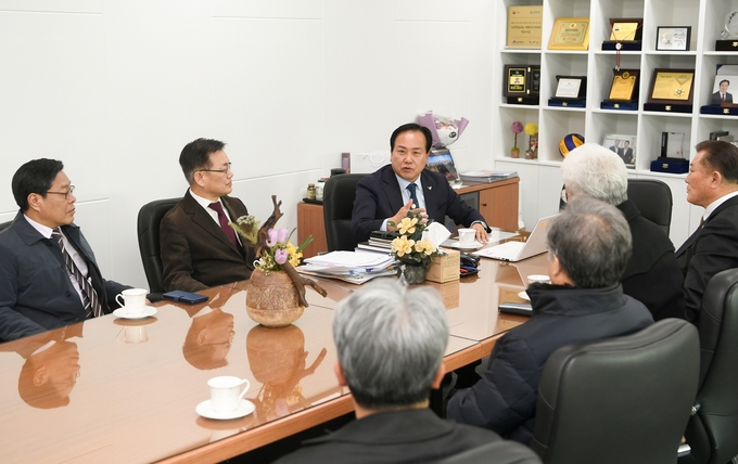 이권재 오산시장이 지역 종교지도자와 신년 간담회를 진행하고 있다.(사진=오산시 제공)