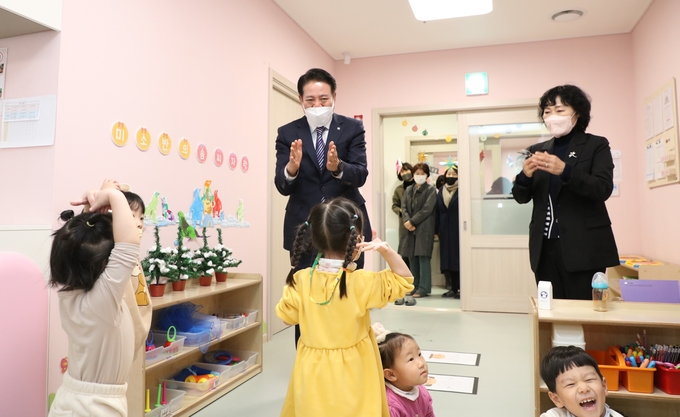 최대호 안양시장이 어린이집을 찾아 어린이들과 반갑게 인사를 나누고 있다.(사진=안양시 제공)